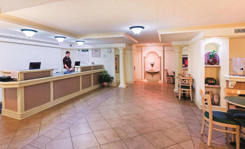 Rodeway Inn Колледж-Стейшн Экстерьер фото